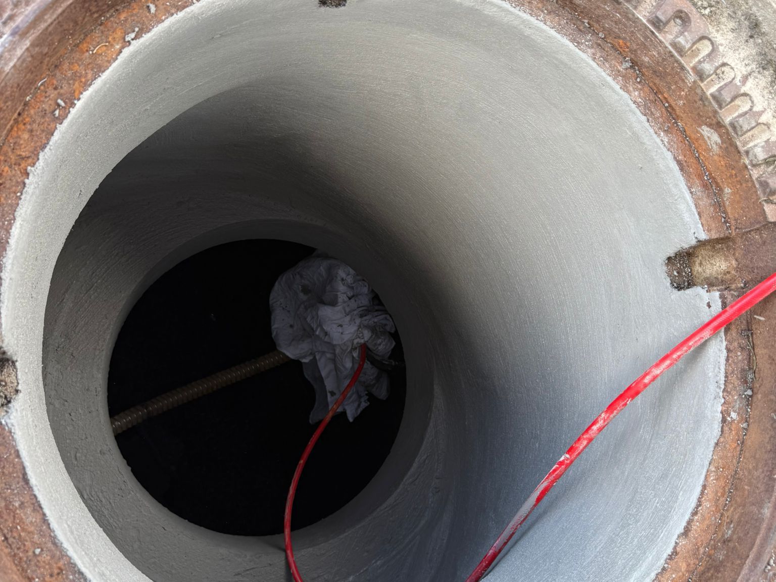 Ein Schacht mit einem offenen Kanaldeckel