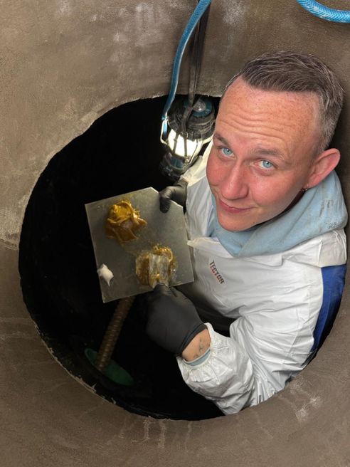 Ein verstopfter Kanal, Schacht mit offenem Deckel